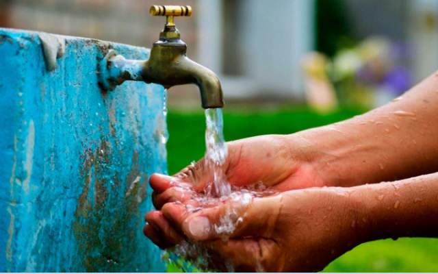 DEMOCRATIZAR EL ACCESO AL AGUA POTABLE