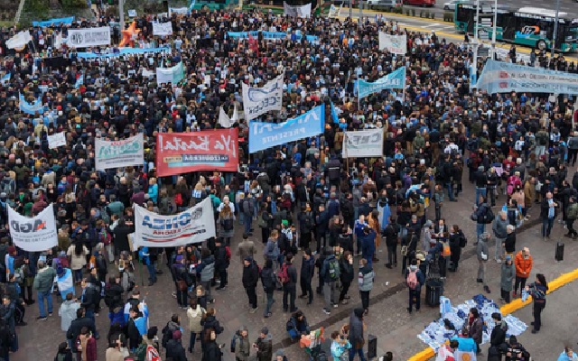 La comunidad científica marchó al Obelisco y reclamó por la falta de financiamiento: “Estamos viviendo un cientificidio”
