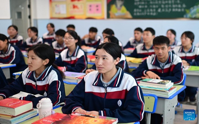 IA, pantallas y educación: China no se olvida de lo artesanal